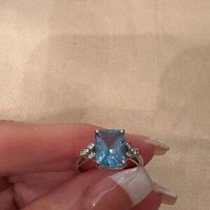 BEAUTIFUL 14K WHITE GOLD EMERALD CUT BLUE TOPAZ & DIAMOND RING 0.18CT TDW 3.4G